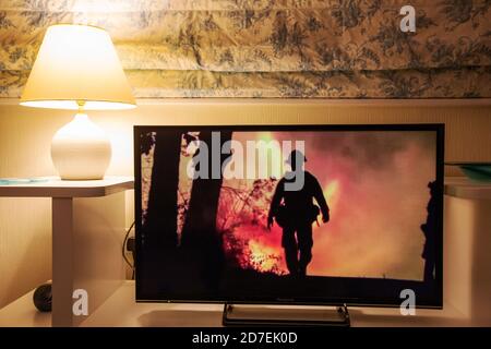 Les nouvelles de la BBC couvrant les feux de forêt dévastateurs en Californie exclamés par le changement climatique. Banque D'Images