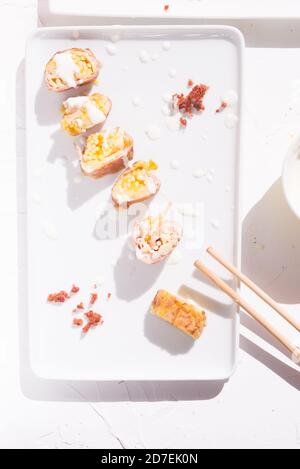 Rouleaux maki de style sushi Carbonara, refaçonnant un plat traditionnel Banque D'Images