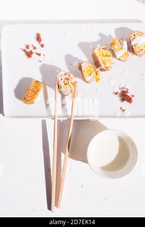 Rouleaux maki de style sushi Carbonara, refaçonnant un plat traditionnel Banque D'Images