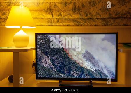 Les nouvelles de la BBC couvrant les feux de forêt dévastateurs en Californie exclamés par le changement climatique. Banque D'Images