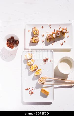 Rouleaux maki de style sushi Carbonara, refaçonnant un plat traditionnel Banque D'Images