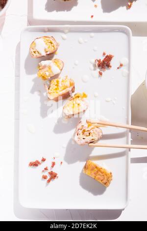 Rouleaux maki de style sushi Carbonara, refaçonnant un plat traditionnel Banque D'Images