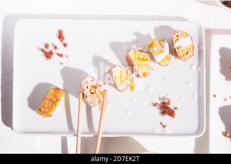 Rouleaux maki de style sushi Carbonara, refaçonnant un plat traditionnel Banque D'Images