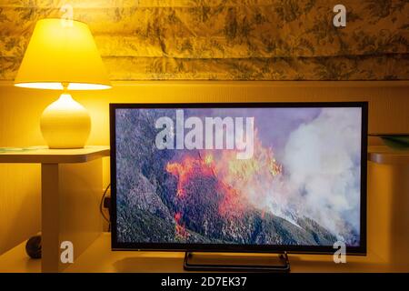 Les nouvelles de la BBC couvrant les feux de forêt dévastateurs en Californie exclamés par le changement climatique. Banque D'Images