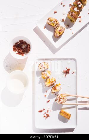 Rouleaux maki de style sushi Carbonara, refaçonnant un plat traditionnel Banque D'Images