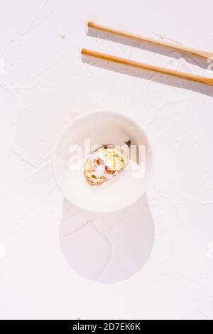 Rouleaux maki de style sushi Carbonara, refaçonnant un plat traditionnel Banque D'Images