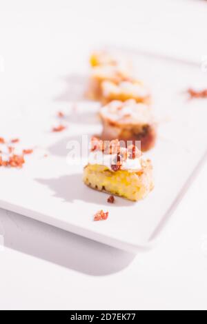 Rouleaux maki de style sushi Carbonara, refaçonnant un plat traditionnel Banque D'Images