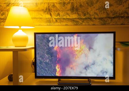 Les nouvelles de la BBC couvrant les feux de forêt dévastateurs en Californie exclamés par le changement climatique. Banque D'Images