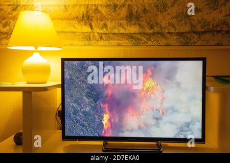 Les nouvelles de la BBC couvrant les feux de forêt dévastateurs en Californie exclamés par le changement climatique. Banque D'Images