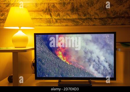 Les nouvelles de la BBC couvrant les feux de forêt dévastateurs en Californie exclamés par le changement climatique. Banque D'Images