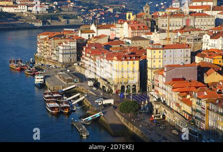 Le fleuve de Porto tôt le matin Banque D'Images