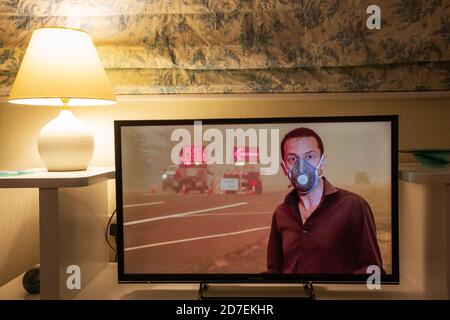 Les nouvelles de la BBC couvrant les feux de forêt dévastateurs en Californie exclamés par le changement climatique. Banque D'Images