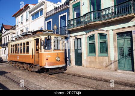 Téléphérique d'époque et maisons à Porto. Il ne reste que trois lignes de l'ancien réseau de tramways de Porto. Banque D'Images