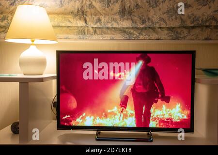 Les nouvelles de la BBC couvrant les feux de forêt dévastateurs en Californie exclamés par le changement climatique. Banque D'Images