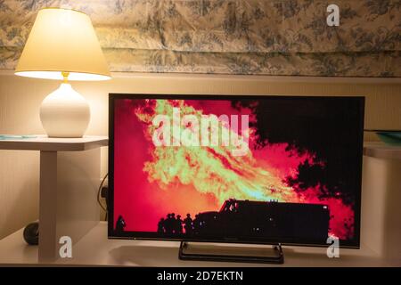 Les nouvelles de la BBC couvrant les feux de forêt dévastateurs en Californie exclamés par le changement climatique. Banque D'Images