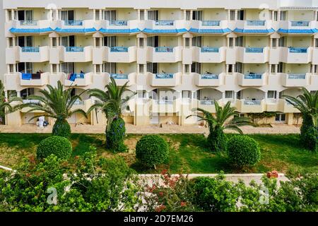 Vue depuis le balcon de l'hôtel en Tunisie, la station balnéaire de Sousse, jardin arabe sur la mer. Paysage urbain du Moyen-Orient avec palmiers et vue sur le bâtiment avec la ba bleue Banque D'Images