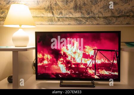 Les nouvelles de la BBC couvrant les feux de forêt dévastateurs en Californie exclamés par le changement climatique. Banque D'Images