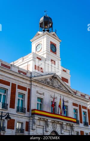 Place Puerta del sol dans le centre de Madrid. Tour de l'horloge de la Maison Royale de la poste Banque D'Images