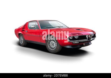 Voiture de sport italienne classique rouge isolée sur fond blanc Banque D'Images