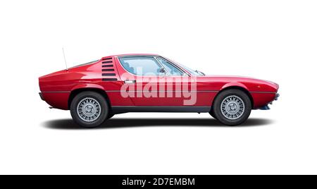 Voiture de sport italienne classique rouge isolée sur fond blanc Banque D'Images