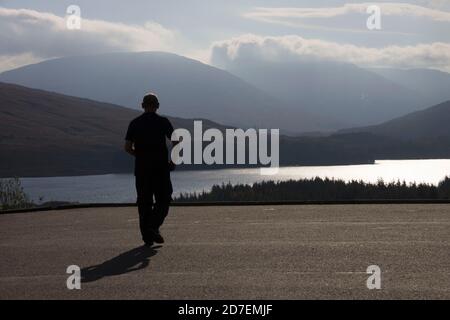 Tourisme regardant le Loch Tulla dans les Highlands écossais. Le point de vue sur la route A82 près du pont d'Orchy et de Glen COE. Banque D'Images