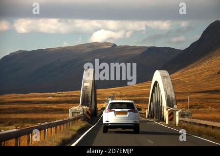 Voiture sur la route dans Scottish Highlands Banque D'Images