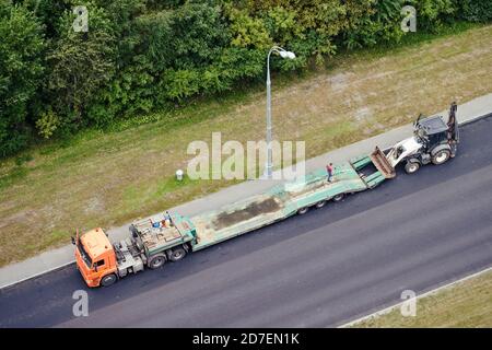 Chargement d'une pelle hydraulique sur une remorque pour le transport de la construction équipement Banque D'Images