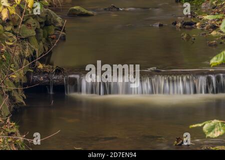 ruisseau Krasetinsky près du confluent avec ruisseau Kremzsky avec petite cascade en automne matin Banque D'Images