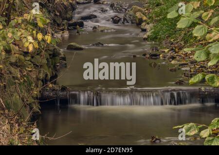 ruisseau Krasetinsky près du confluent avec ruisseau Kremzsky avec petite cascade en automne matin Banque D'Images