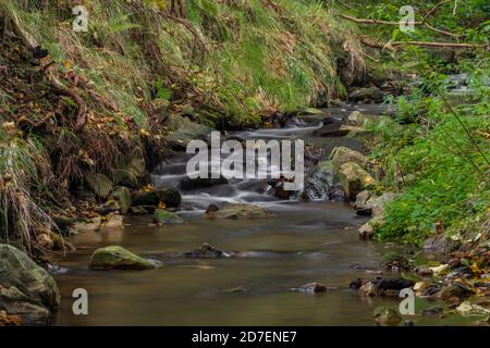 ruisseau Krasetinsky près du confluent avec ruisseau Kremzsky avec petite cascade en automne matin Banque D'Images