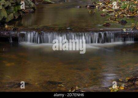 ruisseau Krasetinsky près du confluent avec ruisseau Kremzsky avec petite cascade en automne matin Banque D'Images