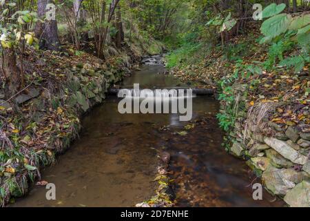 ruisseau Krasetinsky près du confluent avec ruisseau Kremzsky avec petite cascade en automne matin Banque D'Images