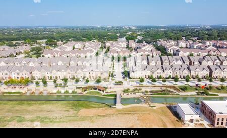 Vue de dessus nouveau développement quartier résidentiel et commercial au bord de la rivière avec terrain vacant au Texas, Etats-Unis Banque D'Images