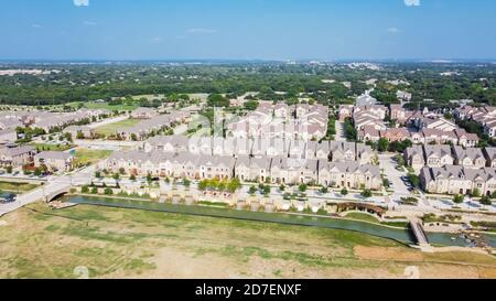 Vue de dessus nouveau développement quartier résidentiel et commercial au bord de la rivière avec terrain vacant au Texas, Etats-Unis Banque D'Images