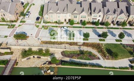 Vue aérienne des nouvelles maisons de ville de deux étages au bord de la rivière dans le centre-ville de Flower Mound, Texas, États-Unis Banque D'Images