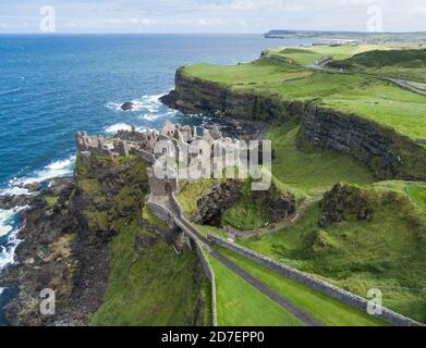 Vue aérienne du château de Dunluce dans le comté d'Antrim, Irlande du Nord, Royaume-Uni Banque D'Images