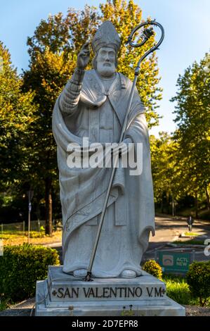 terni, italie octobre 22 2020: Statue de San Valentino placé au rond-point de la rue filippo turati à terni Banque D'Images