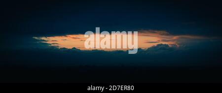 Magnifiques nuages bleu foncé dans un ciel spectaculaire au coucher du soleil Banque D'Images