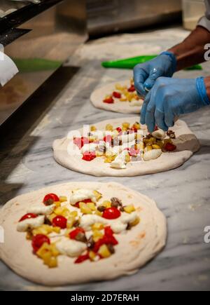 Préparation de la pizza à la pizzeria. Banque D'Images