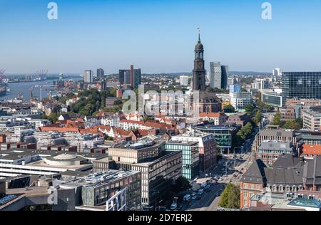 Vue vers l'ouest sur les toits depuis le Mémorial Saint-Nikolai à Hambourg, jusqu'à l'église Saint-Michel et Tanzende Türme / Tango Türme - Tours danceuses. Banque D'Images