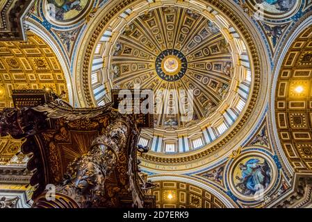 ROME, ITALIE - 27 SEPTEMBRE 2018 : vue de dessous du Baldachin de Saint-Pierre conçu par Gian Lorenzo Bernini en 1634 contre le dôme du Ba de Saint-Pierre Banque D'Images