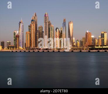 Vue sur UNE marina de Dubaï après le coucher du soleil. Prise de vue réalisée à partir de Palm Jumeirah, île artificielle. Dubaï, Émirats arabes Unis. À l'extérieur. Banque D'Images