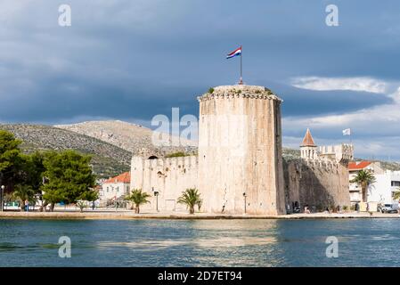 Vue sur la mer de la forteresse médiévale Kamerlengo du XVe siècle à Trogir, Croatie Banque D'Images