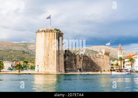 Vue sur la mer de la forteresse médiévale Kamerlengo du XVe siècle à Trogir, Croatie Banque D'Images