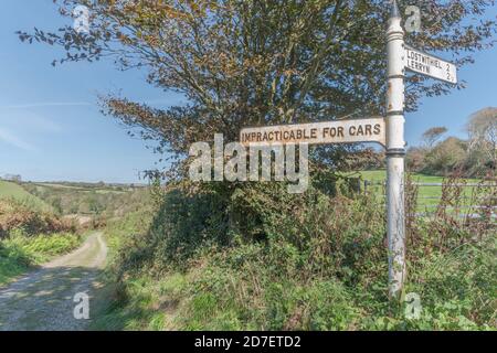 Panneau de route rurale de style ancien avec panneau « impraticable pour les voitures » près de St. Winnow, Cornwall. Route rurale non adaptée aux voitures, aux déplacements tout-terrain, aux pistes accidentées. Banque D'Images