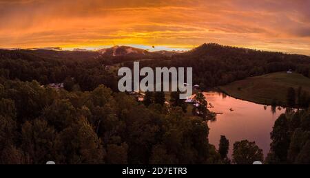 Panorama aérien des Appalaches de Caroline du Nord au coucher du soleil. Banque D'Images