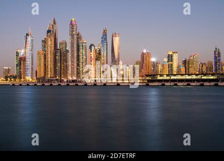 Vue sur UNE marina de Dubaï après le coucher du soleil. Prise de vue réalisée à partir de Palm Jumeirah, île artificielle. Dubaï, Émirats arabes Unis. À l'extérieur. Banque D'Images