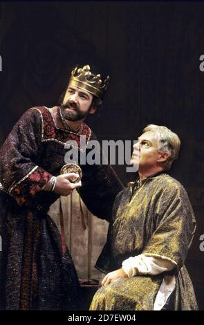 l-r: Robert Lindsay (Henry II), Derek Jacobi (Becket) dans BECKET par Jean Anouilh au Théâtre Royal Haymarket, Londres SW1 07/10/1991 conception: Michael Yeargan éclairage: Mark Henderson directeur: Elijah Moshinsky Banque D'Images