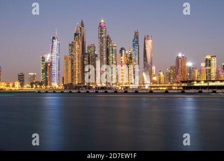 Vue sur UNE marina de Dubaï après le coucher du soleil. Prise de vue réalisée à partir de Palm Jumeirah, île artificielle. Dubaï, Émirats arabes Unis. À l'extérieur. Banque D'Images