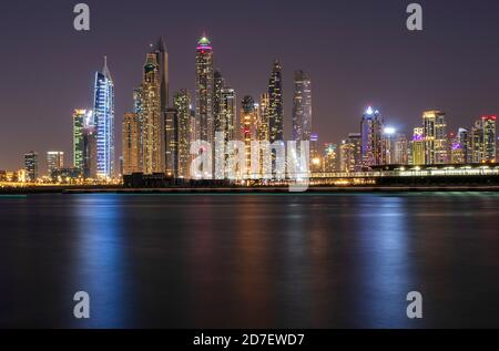 Vue sur UNE marina de Dubaï la nuit. Prise de vue réalisée à partir de Palm Jumeirah, île artificielle. Dubaï, Émirats arabes Unis. À l'extérieur. Banque D'Images